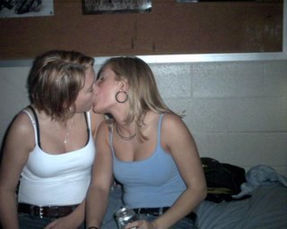 girls kissing
