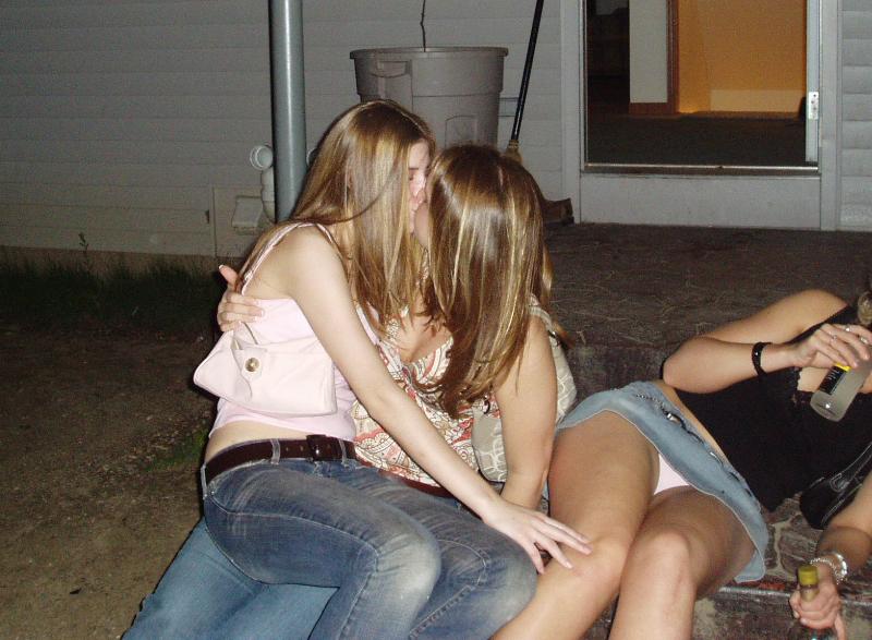 Drunk Girls Kiss