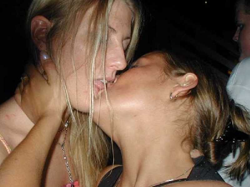 Drunk Girls Kissing