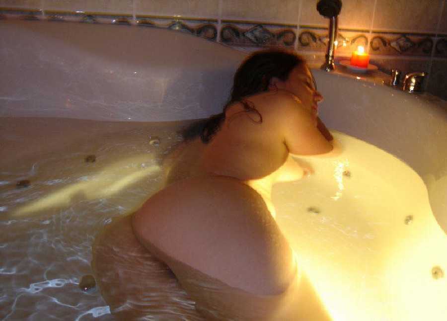 Horny GF in Hot Tub
