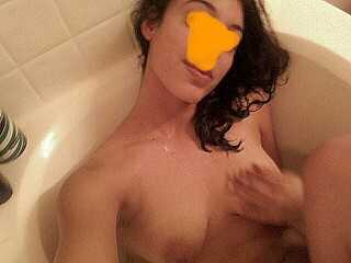 Naughty Girlfriend Pics in the Bath