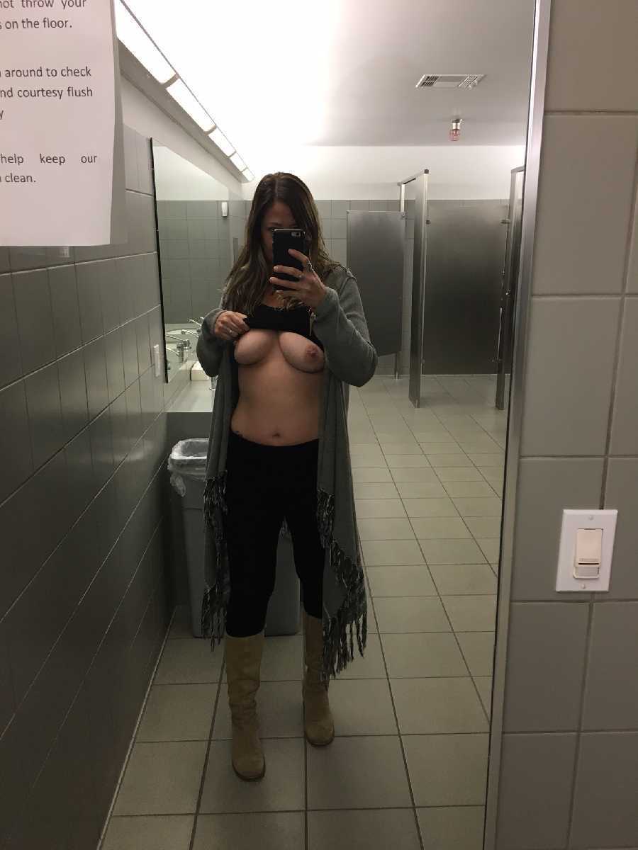 Who wants to Ass Fuck me in the Bathroom Stall