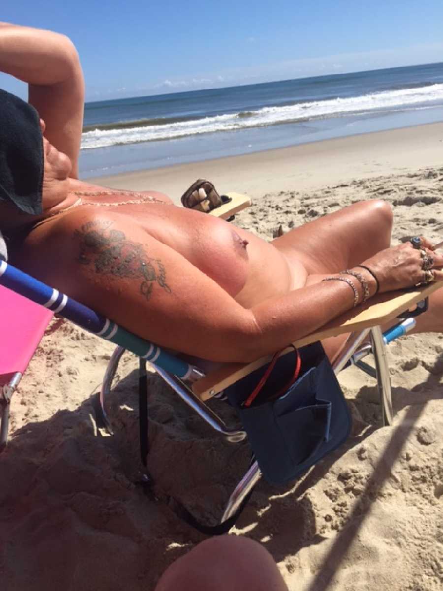 MILF Texting Beach Pics