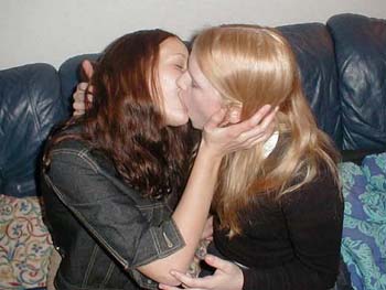 girls kissing girls