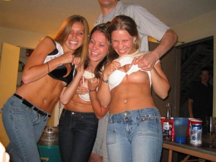 Hawt girl flashing her brassiere buddies