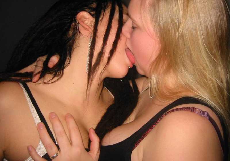 amateur kissing girls free pictures sexy