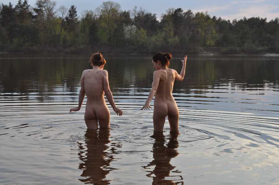 Girls Swimming Nude