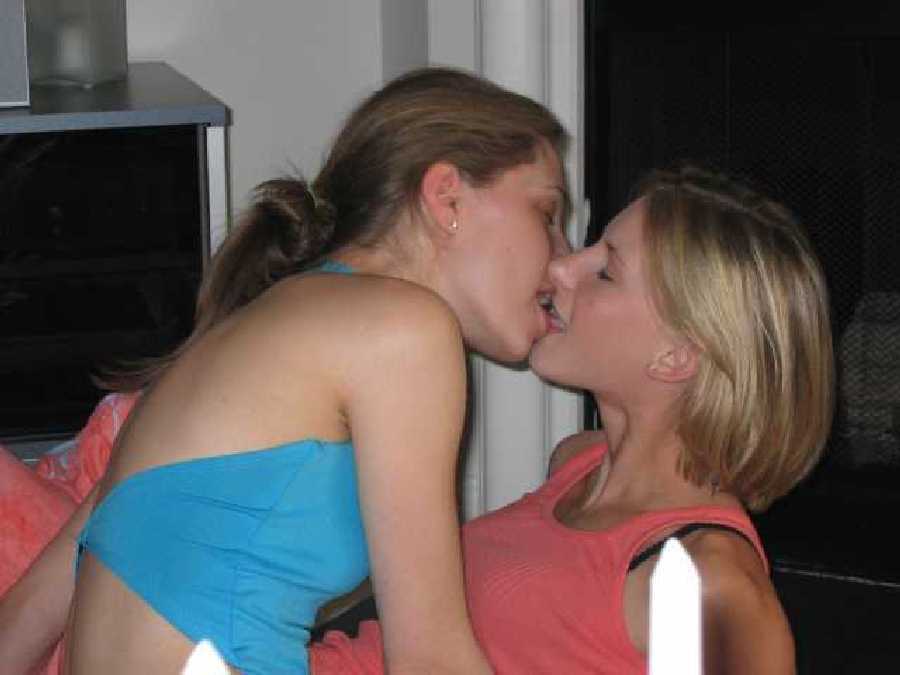 amateur young lesbians kissing nudes 
