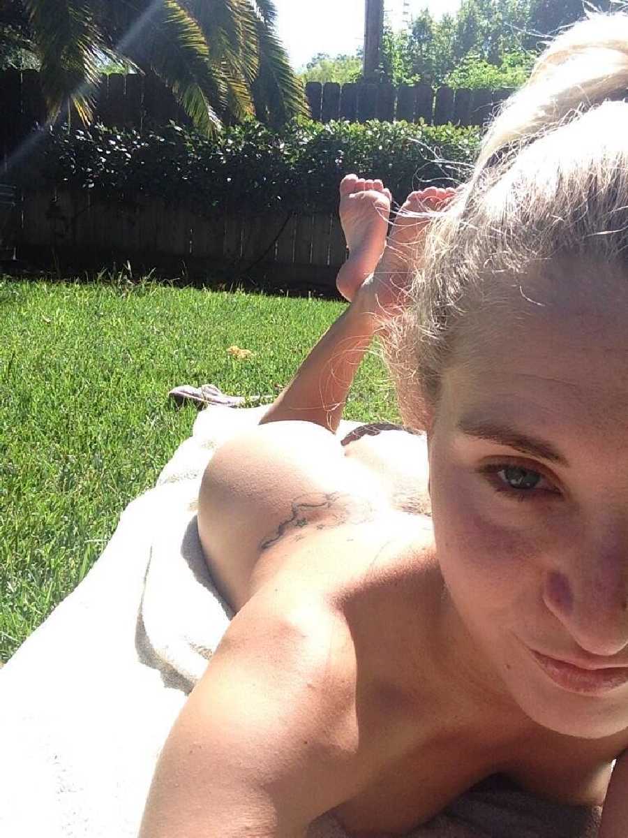 women outdoors nude selfie