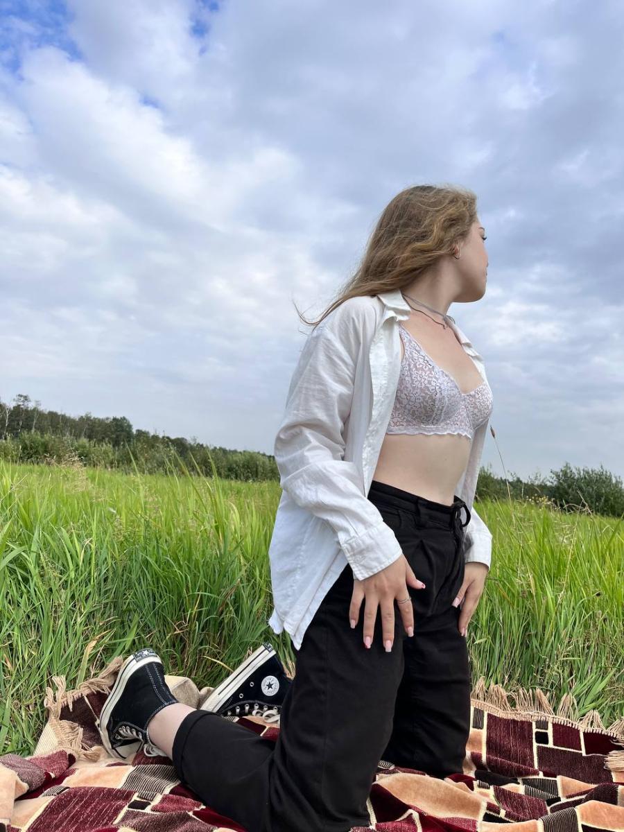 Exhibitionist Girlfriend Posing naked in a Field - Sexy Amateur Dare