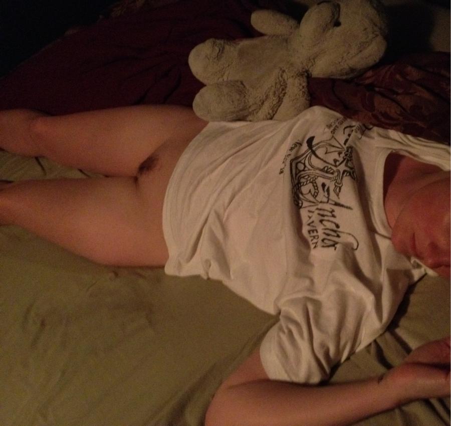 Wife exposing her Pussy to a Friend for Photos - Sexy Amateur Dare