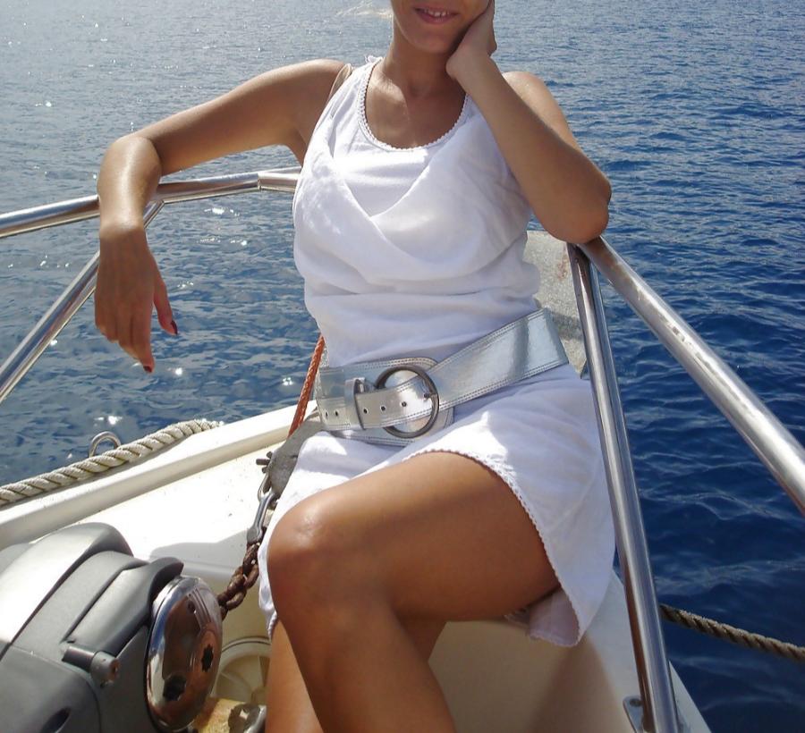 French Wife likes to be Nude in Public - Sexy Amateur Dare