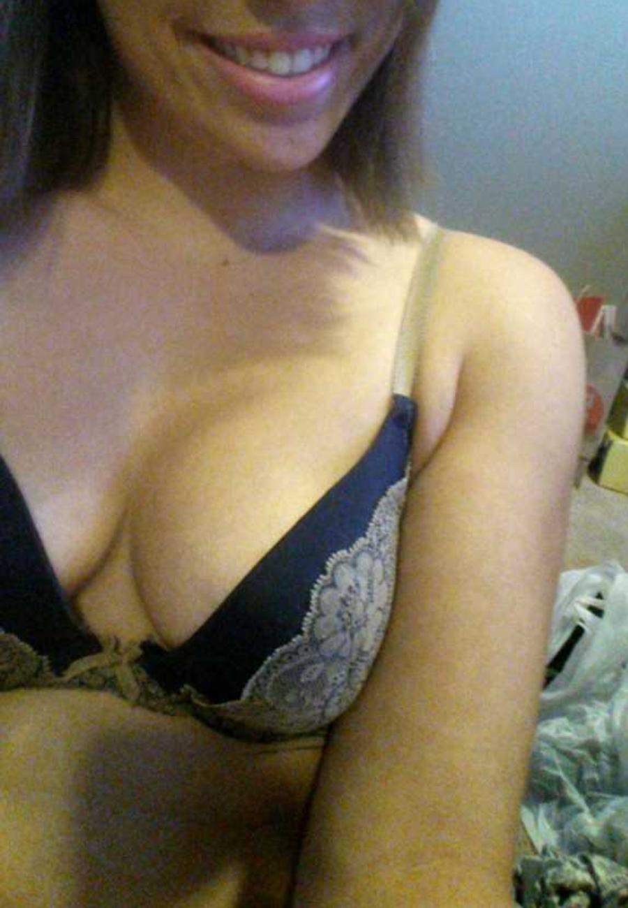 Shy GF pic of her cleavage - Amateur Real