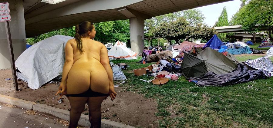 Mom Flashing her Ass!