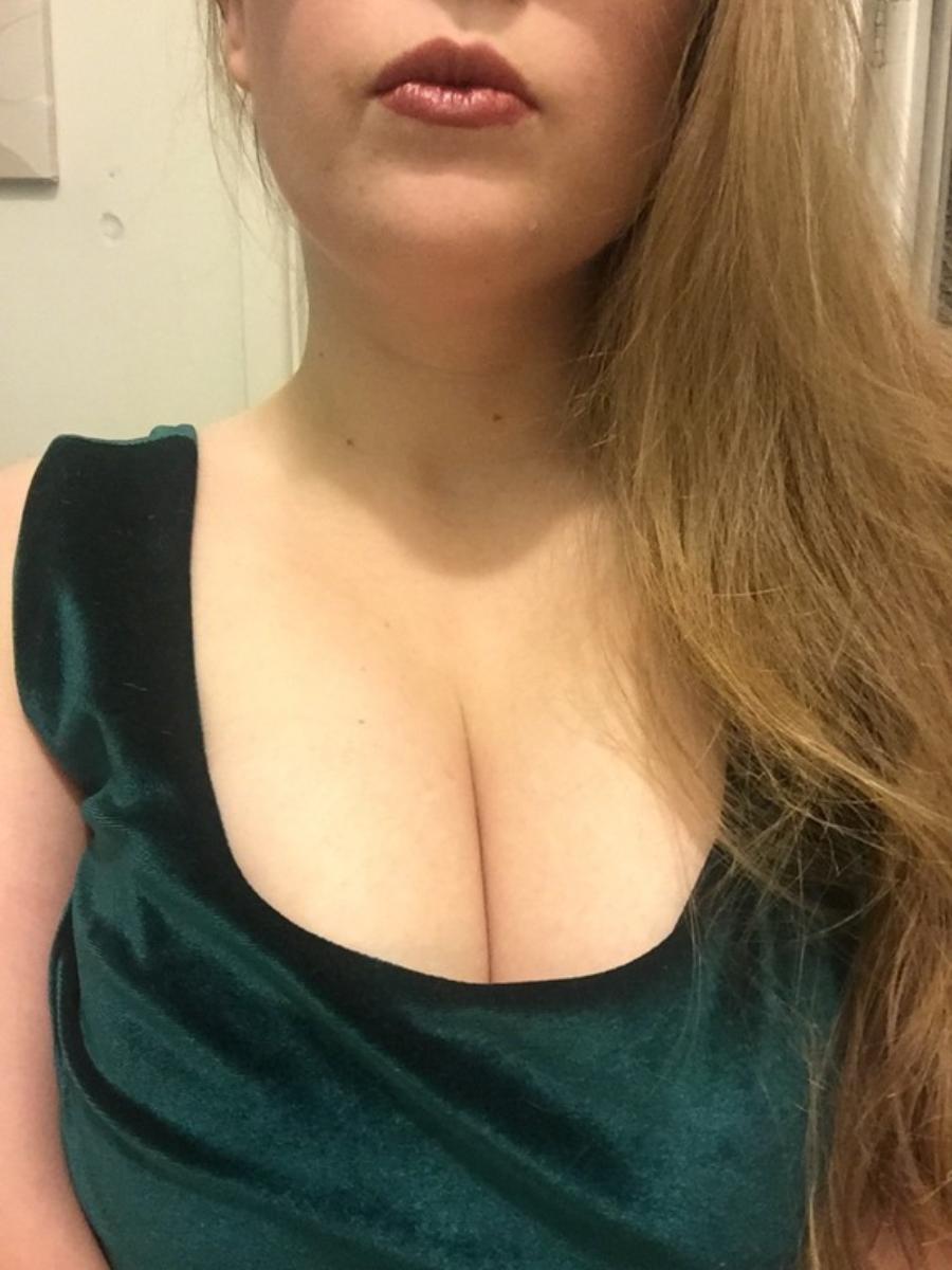 Curvy Woman likes to Play with Herself - Sexy Amateur