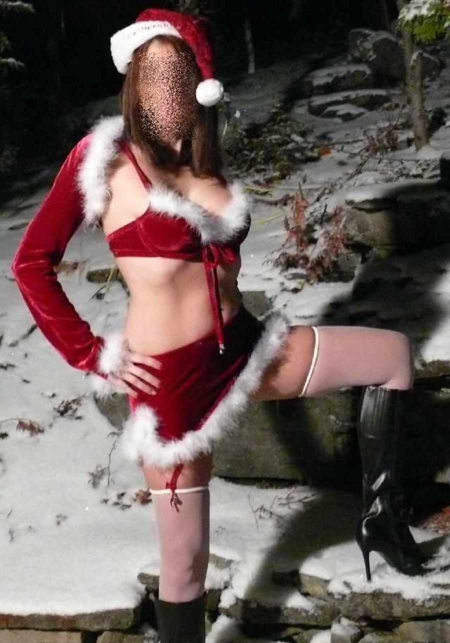 nude wife taking naked christmas pictures in the snow