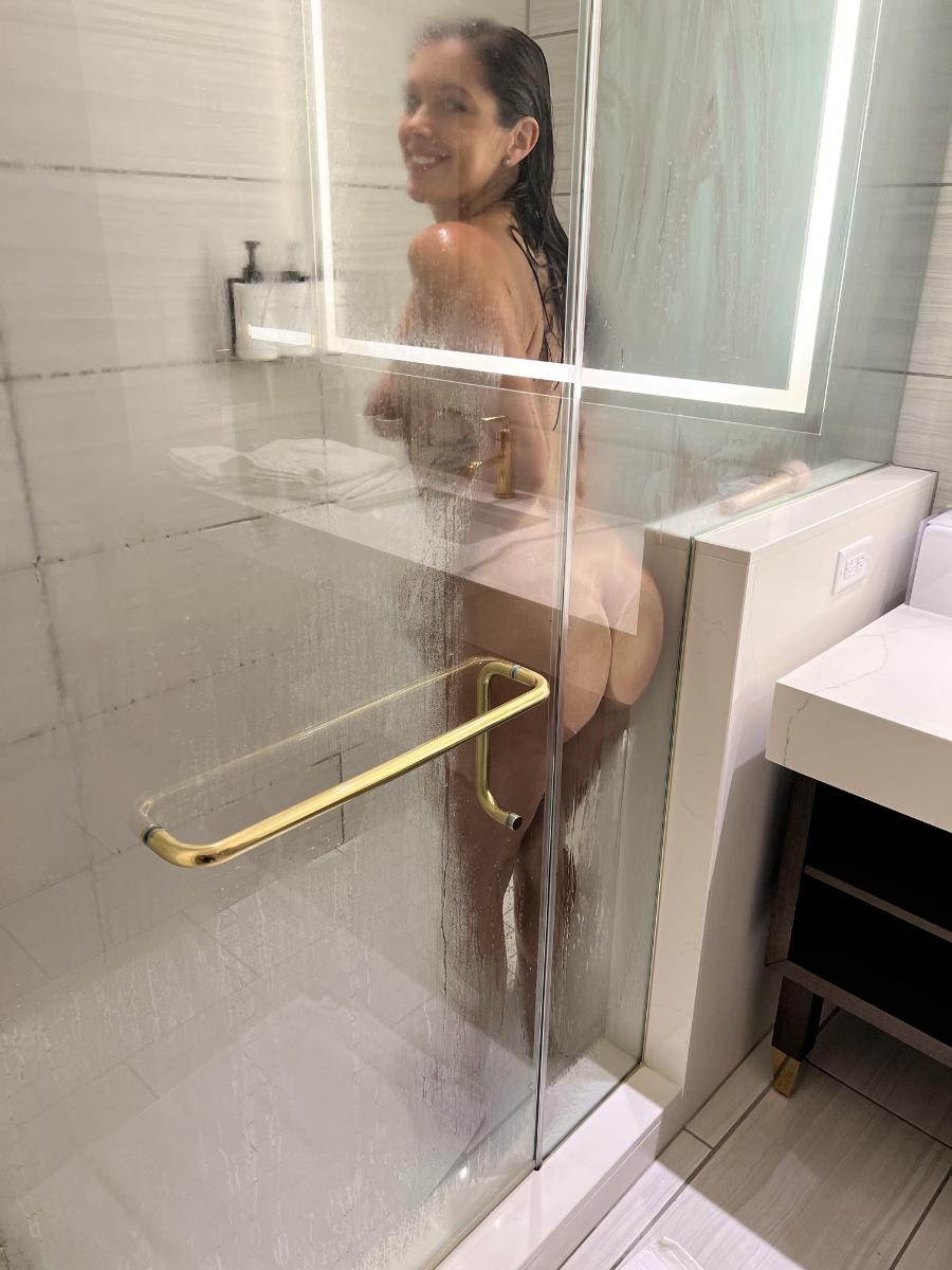 Shower Hottie - Women sticking her Butt on the Shower glass door