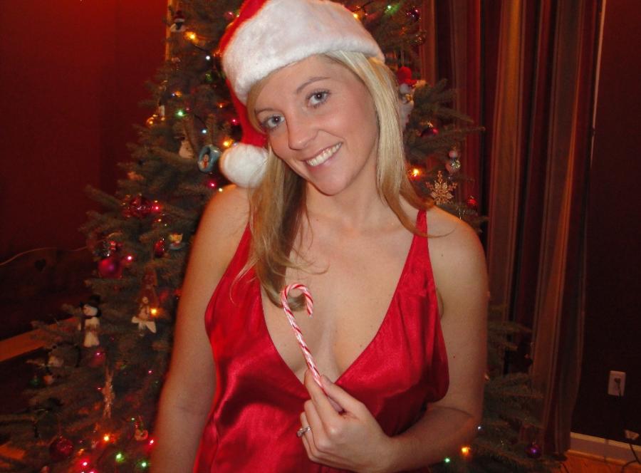 Naked Christmas Moms - Sexy Amateur Women.